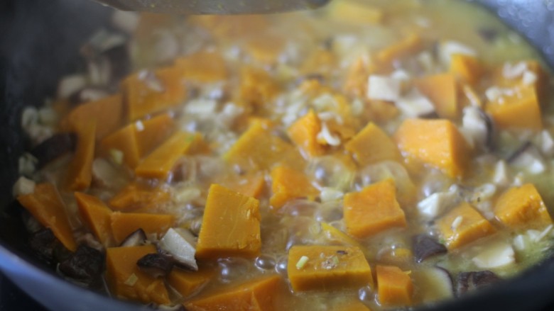 超治愈的南瓜焖饭,盖锅盖焖煮5～10分钟，汤汁浓稠、南瓜软烂即可。