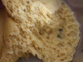金灿灿的南瓜馒头,发酵好的面团，内里是这样的蜂窝状。