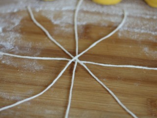 金灿灿的南瓜馒头,取棉线4根，摆成图中的米字形。
