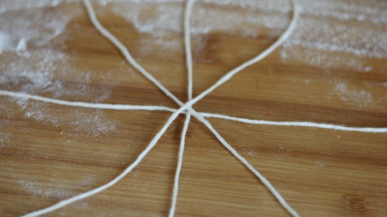 金灿灿的南瓜馒头,取棉线4根，摆成图中的米字形。