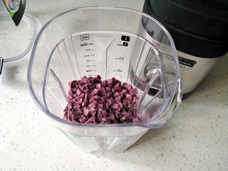 梦幻双色曲奇,先做紫薯粉，将紫薯干放入破壁机搅拌杯