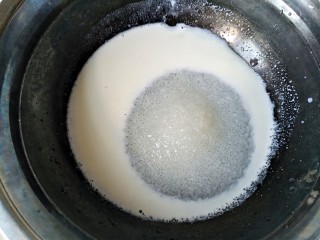 梦幻双色曲奇,将牛奶和白糖混合