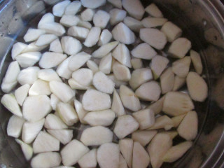 炒青蝦仁,然后立即投入涼水里過涼，這樣可以保持茭白的脆感
