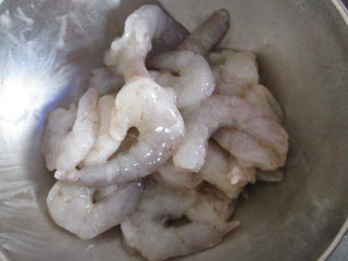 炒青蝦仁,再加一點點食用油抓拌均勻，這樣炒的時候蝦仁不會相互粘連，也不易粘鍋
