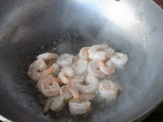炒青蝦仁,鍋中放適量油，把蝦仁放入滑炒至變色盛出備用