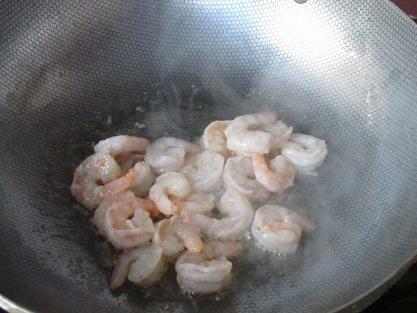 炒青虾仁,锅中放适量油，把虾仁放入滑炒至变色盛出备用