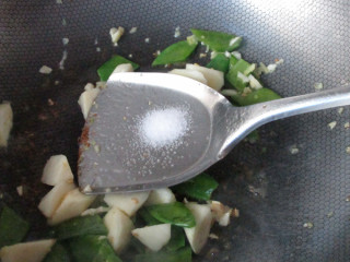 炒青蝦仁,放入茭白和荷蘭豆翻炒，加鹽