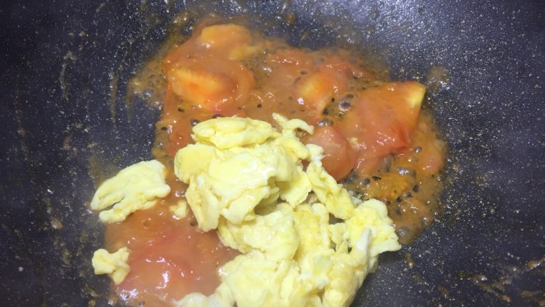 拯救手残党番茄炒蛋,在把煎好的鸡蛋碎给放进去一起炒咯，这时候肯定问鸡蛋会有盐味吗？