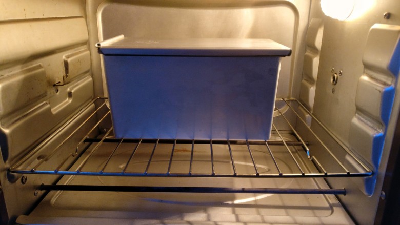 原味牛奶吐司,提前将烤箱上下火180度预热，把土司盒放进三层烤箱的最下层烤约40分钟