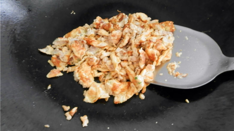 鸡蛋肉末青瓜卷,煎熟一面后，将鸡蛋翻面煎熟并炒散。