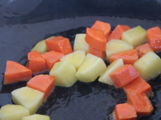 素咖喱饭,把土豆和胡萝卜放入锅里炒