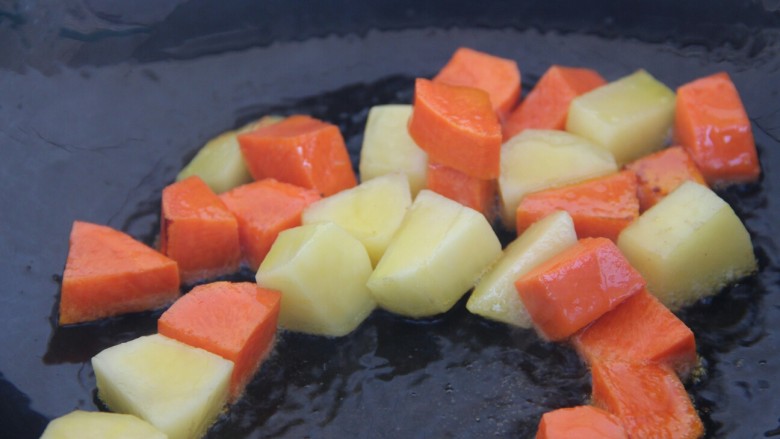 素咖喱饭,把土豆和胡萝卜放入锅里炒