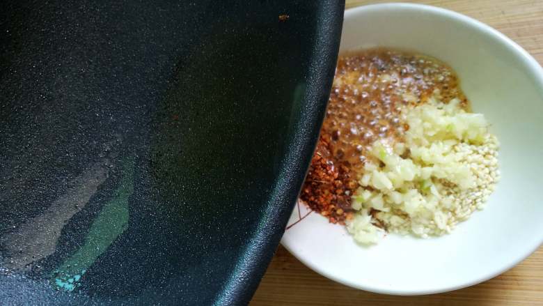 酸辣藕片,将热油倒在辣椒上，拌匀。