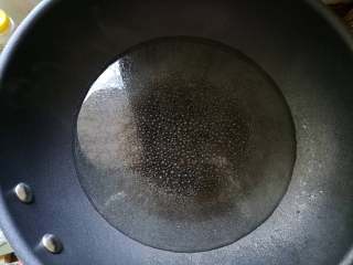酸辣藕片,锅里放入清水煮开。