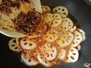 酸辣藕片,倒入前面的辣椒油，煮熟。