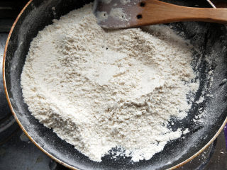 椒盐酥皮点心--省时大包酥,先来做椒盐馅。
面粉先用小火把面粉炒熟，炒至面粉颜色微黄，飘出香味即可，不要炒糊了。