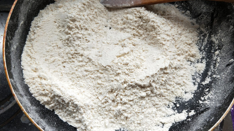 椒盐酥皮点心--省时大包酥,先来做椒盐馅。
面粉先用小火把面粉炒熟，炒至面粉颜色微黄，飘出香味即可，不要炒糊了。