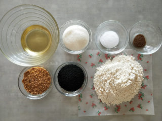 椒盐酥皮点心--省时大包酥,炒好面粉，称量好需要的材料。