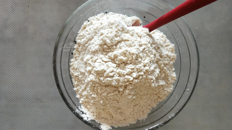 椒盐酥皮点心--省时大包酥,加入炒熟的面粉。