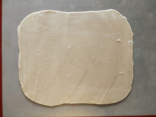 椒盐酥皮点心--省时大包酥,再擀成0.5cm厚的长方形面片。一定要慢慢擀，不要擀破了。