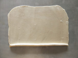 椒盐酥皮点心--省时大包酥,从长方形长的一边开始卷起来。要慢慢的卷，如果看到有的地方沾在垫子上，借用刮板铲一下，不要有破口。