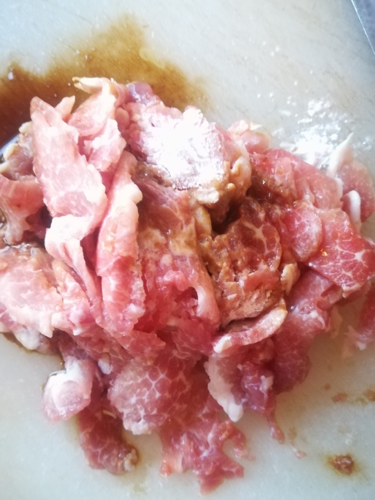 辣椒炒肉,猪肉切片