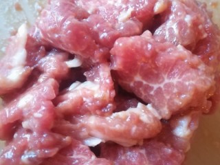 辣椒炒肉,白酒 盐 食用油 酱油 小粉放猪肉里 用手捏一捏 后放在碗里待用