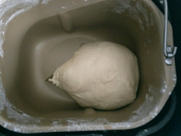 最爱面包+红豆排包,加入软化的黄油揉到完全阶段