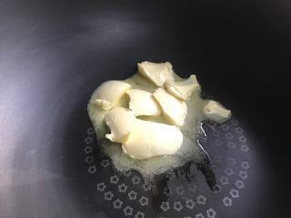 可可牛轧糖,黄油放入不粘锅小火融化。