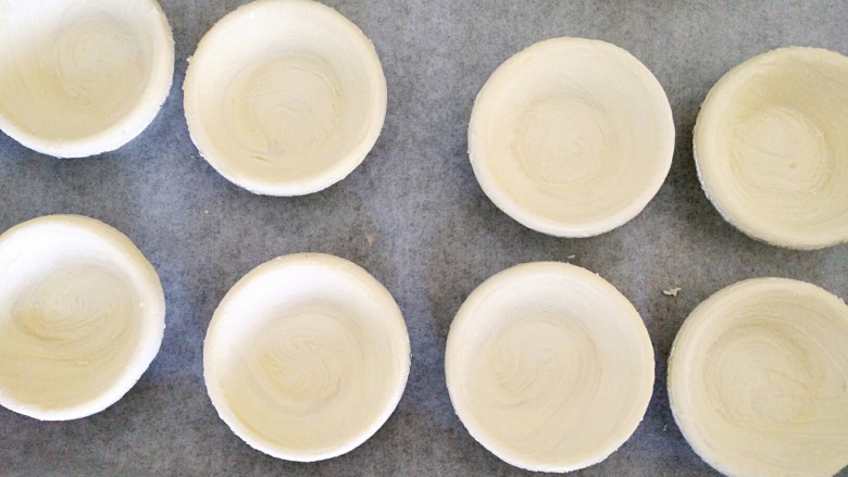 #感恩节食谱#南瓜蛋挞,将蛋挞皮取出解冻，放入烤盘上备用。