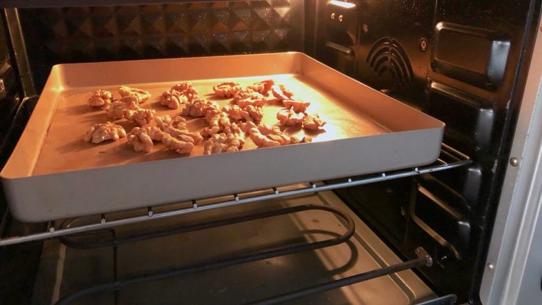 传统点心-宫廷核桃酥,放入烤箱，180度烤8分钟
