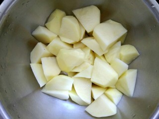 土豆香菇焖鸡腿肉,土豆去皮切滚刀块，用清水洗去淀粉备用