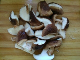 土豆香菇焖鸡腿肉,香菇洗净一切两半