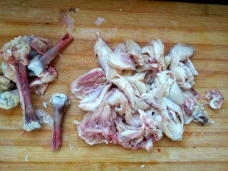 土豆香菇焖鸡腿肉,剔除鸡骨头