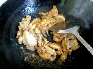 土豆香菇焖鸡腿肉,锅中放入适量植物油，放入鸡肉炒至变色