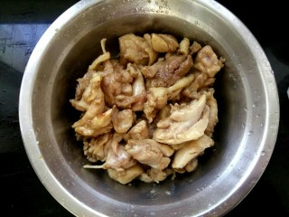 土豆香菇焖鸡腿肉,盛出待用