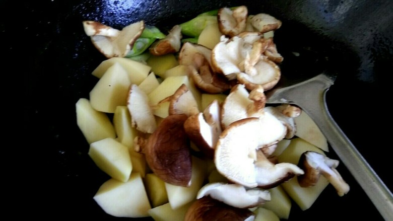 土豆香菇焖鸡腿肉,放入香菇土豆翻炒