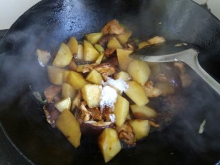 土豆香菇焖鸡腿肉,放入一勺糖，适量盐翻炒均匀