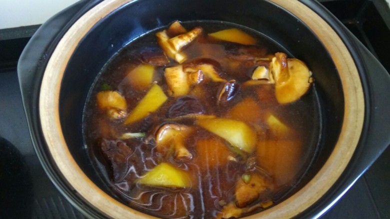 土豆香菇焖鸡腿肉,放入适量清水