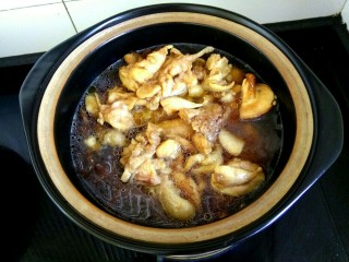 土豆香菇焖鸡腿肉,倒入鸡肉