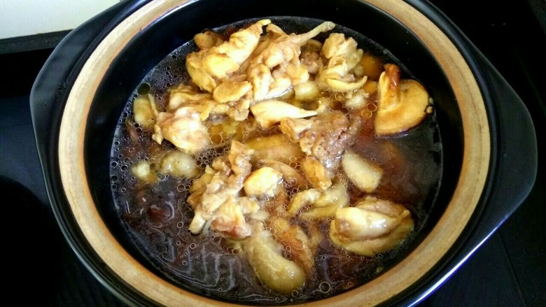 土豆香菇焖鸡腿肉,倒入鸡肉