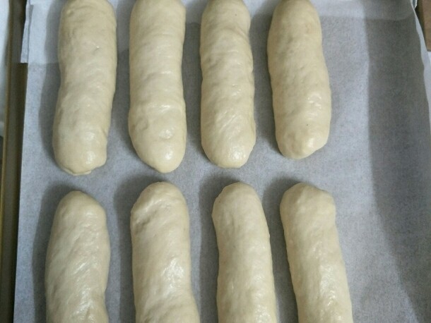 最爱面包+红豆排包,全部做好间隔摆在烤盘上二次发酵