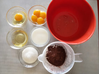 可可软嫩蛋糕,称量好所需的材料。配方一共需要5个鸡蛋，其中四个分离蛋白和蛋黄。