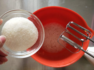 可可软嫩蛋糕,开始做蛋白霜。蛋白加入一小撮盐，电动打蛋器1档搅打至粗泡，倒入三分之一的糖（第一次加糖）。