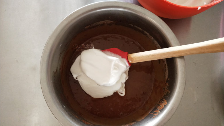 可可软嫩蛋糕,将1/3的蛋白霜加入到可可蛋黄糊中，搅拌均匀。这个时候要拌匀，多翻拌一会没关系，使蛋黄糊和蛋白霜的密度接近，下一步才好拌匀而不易消泡。