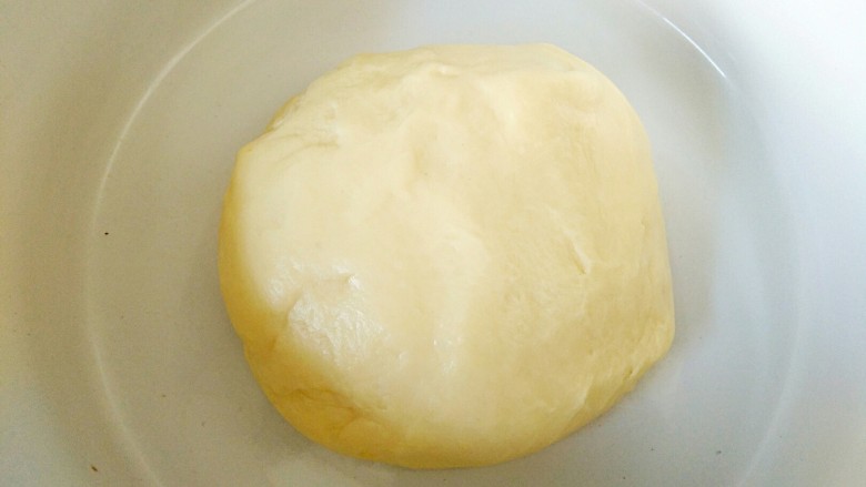 #最爱面包#黑米馅牛角包,面团放大碗里，盖保鲜膜，放阳台上发酵1小时左右