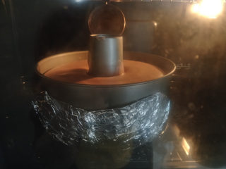 可可软嫩蛋糕,烤箱预热150℃。放一个烤盘倒入凉水，把模具放进去。