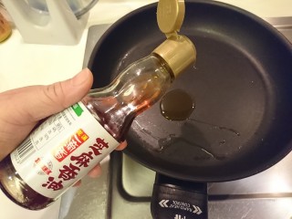 照燒雞腿,先用小磨香油起油鍋，保持中火。