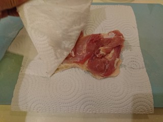 照燒雞腿,用廚房紙巾把雞腿肉上的水分吸乾。