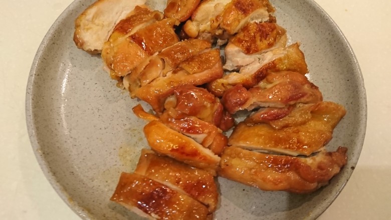 照燒雞腿,切成適當大小，擺進盤裡。